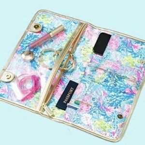 Lilly Pulitzer BiFold‎ Travel Organizer Bag
Clutch.